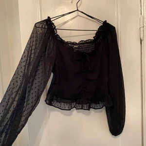 Svart topp - Svart topp med genomskinlig rygg