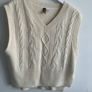 Beige Stickad väst  - Jättefin 