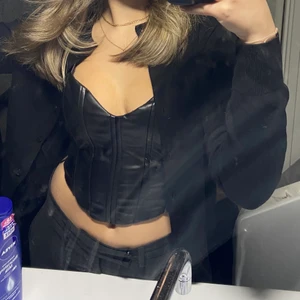 Skinn topp - Säljer den här as snygga skinntoppen från zara då den inte kommer till användning. Den är endast använd 1 gång. Köp direkt för 200kr💘💘