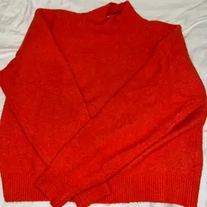 Stickad tröja av hm, kommer inte till användning därför säljer jag den! Köpare står för frakt 🫶🏼 **färgen är en blandning av röd och orange och är very bright