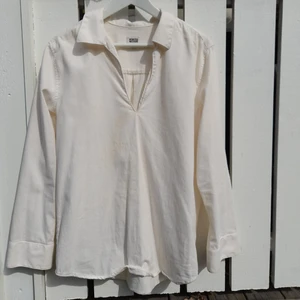 Vit skjorta - Skjorta från Weekday med öppna ärmar och lågt skuren vid bröstet. Storlek XS men oversize på mig med storlek 36/38. Otroligt fin men använder inte tillräckligt mycket längre.