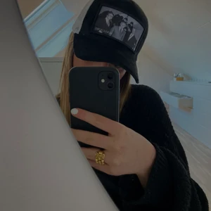 Maggiore keps - ❗️Lägger ut igen pågrund av oseriös köpare❗️ Säljer denna inprincip oanvända maggiorkeps som är limited edition, inga skador. Har lite smink på insidan annars är den i nyskick