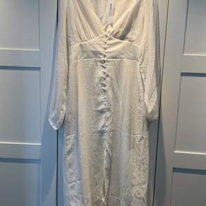 Helt ny med tags. Populär slutsåld klänning från Ginatricot.  Storlek 40 men liten i storleken. Upplevs som storlek M.