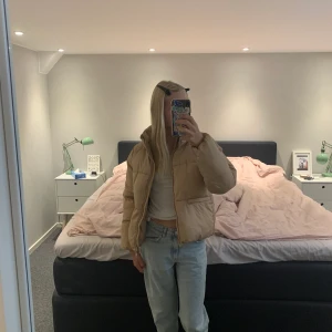 Vinterjacka - Säljer min beiga vinterjacka i fint skick. Stl 158 från Lindex. Kan mötas upp i Uppsala. Annars står köparen för frakten. 