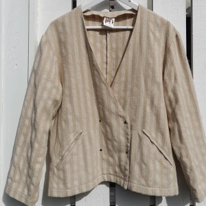 Beige kofta - Kofta från Finska märket Jils. Är i storlek 42 men jag med storlek 36/38 tycker den passar bra, något oversize kanske.