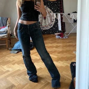 Lågmidjade lee jeans - Lågmidjade jeans från lee. Midjemåttet är ca 78 och innerbenslängden 84. De är bra i längden på mej som är 170. Köparen betalar frakt