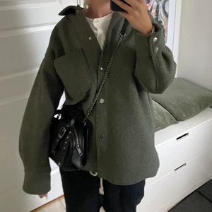 Zara jacka  - Säljer nu denna super snygga höst jacka från zara💟 sitter snyggt oversize på mig med S💟 endast använd ett fåtal gånger💟 köpt inte dirket💟‼️