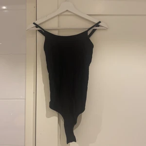 Svart body  - Använd fåtal gånger men i bra kvalité, inte shape wear men formar kroppen fint