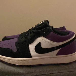 Nike air Jordan 1 low court purple - Använda några gånger och väldigt bra skick  Går att pruta. Säljer åt en vän