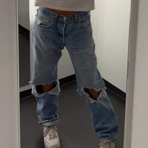 Intresse koll på mina jätte snygga low waist vintage Levis jeans! Så snygga och är lite långa på lig som är 161cm lång. Kom med pris förslag så kan vi diskutera❤️❤️ 