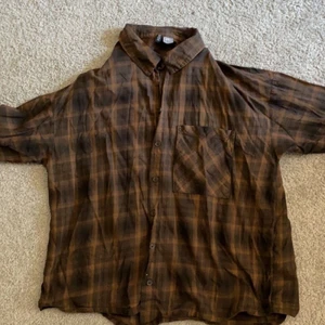 Brun flanellskjorta  - Den är från H&M och köptes för 149kr jag har haft den i ungefär 4 månader. Den har inga skador det enda är att den är lite skrynklig eftersom att det har legat i min garderob så länge utan användning vilket är andledningen till varför jag säljer den.