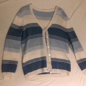 Blå vit kofta  - Jättemysig kofta nu till vintern, så fina färger också 😇 