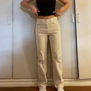 Beiga jeans från Weekday - Storlek 27/32 sitter toppen i längden (jag är 168)💓 otroligt fint skick, använda få gånger. Bara skriv ifall det är nåt du undrar över🫶🏽🫶🏽 pris kan diskuteras💓