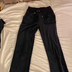 Juicy couture - Jag säljer mitt mörkblåa juicy couture sätt för 1600 men om du vill köpa bara tröjan eller bara byxorna så blir det 800. Har knappast använt det. Tröjan är i storlek M och byxorna i Xs.