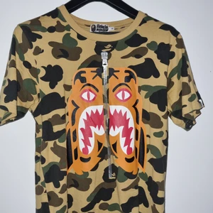 Camo Bape tee - Äkta bape t-shirt köpt från bape butik i japan. Ganska Använd men inga fläckar eller hål