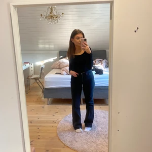 Bootcut Jeans - Svarta flare jeans ifrån Monki. Bara använt några få gånger, säljer pågrund av att jag aldrig använder de💜