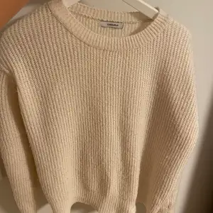 Vit stickad tröja från Chiquelle, strl ”One-Size” 💕