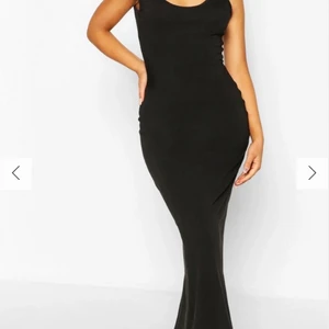 Boohoo maxi klänning  - Den är sydd efter min längd och kropp , jag är 157 och väger 50 så om du är runt de kroppsmåtten kommer den att passa , hel svart basic ej genomskinlig 