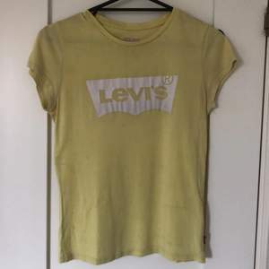 Välanvänd T-shirt från Levis stl 16år/176cm. Jag har lagat ett litet hål på ryggen, se bild. 