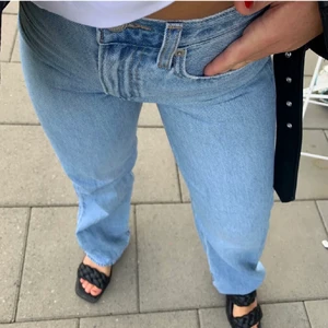 Levis jeans - Ett par riktigt snygga 501! Mycket bra sick men dom kommer tyvärr inte till andvändning av mig. Näst intill oandvända. Skriv om ni har frågor eller vill ha fler bilder💗💗