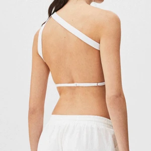 Topp med öppen rygg - Populär topp från pull&bear med öppen rygg! Stl m men sitter som en s. 150kr inkl frakt 🥰