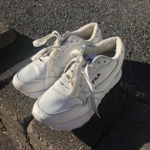 FILA sneakers strl 38 - Något använda skor från FILA i storlek 38. 