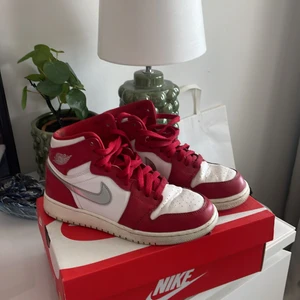 Nike Jordans 1  - Hej!! Sparsamt använda, fin röd färg med silvriga som är unikt! 