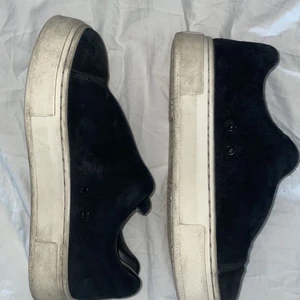 Eytys - Eytys i modellen Dija S-O Sneakers! Dem är används men är fortfarande i bra skick.Tyget i hälen är sönder men inget man känner av. Dem är köpta för 1900 men säljer dem för 550 pga av skicket💘 Skickas med original kartongen. Använd inte köp nu! 