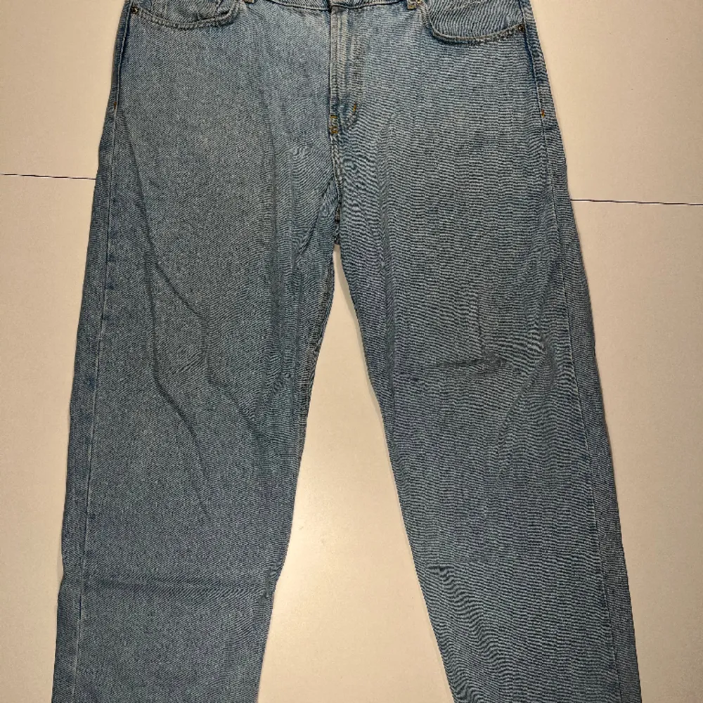 Använda byxor med fortfarande väl bra skick, två små skador bak vid hälen. Sköna baggy jeans i storlek L. Jeans & Byxor.