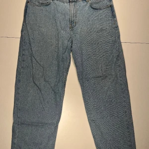Sweet SKTBS - Big skate - Använda byxor med fortfarande väl bra skick, två små skador bak vid hälen. Sköna baggy jeans i storlek L