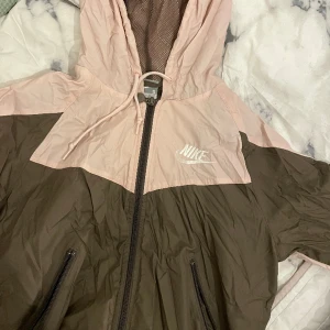 Nike jacka/ tröja - Träningsjacka/tröja från Nike. Lite skrynklig annars bra skick❣️