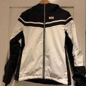 Helly Hansen  - Tjena säljer en dam skidjacka, fint i skicket men det finns en defekt som är på bild 3 men man tänker inte på de, den är använd Max 3 till 4 veckor, de är bara o höra sv sig vid frågor och intresse 