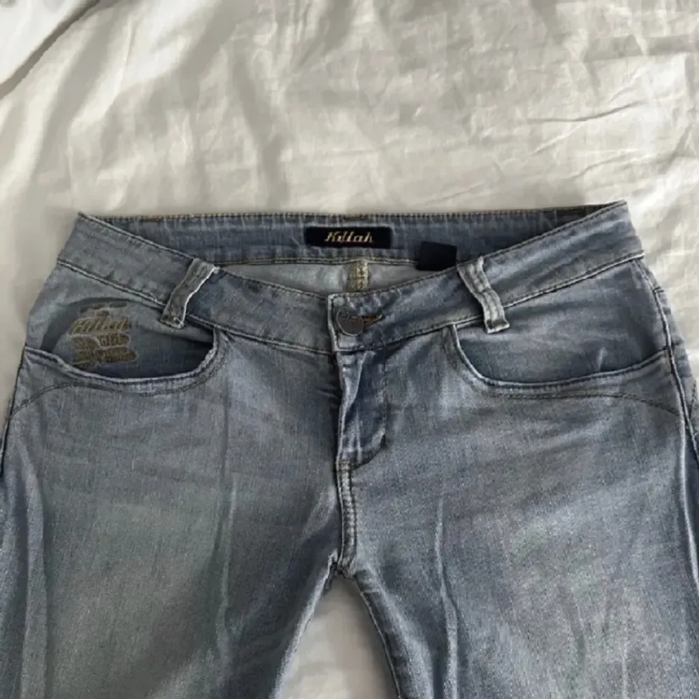 Superfina ljusblåa lågmidjade jeans som är köpta här på Plick men är för stora för mig💗 Midjemåttet: 40cm Innerbenslängden: 83cm (lånade bilder). Jeans & Byxor.