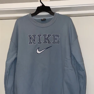 Nike vintage sweatshirt - Säljer en Nike vintage 90s sweatshirt, Storlek M. Nyskick, lite ovserized fit  Passar ej priset skicka gärna prisförslag!