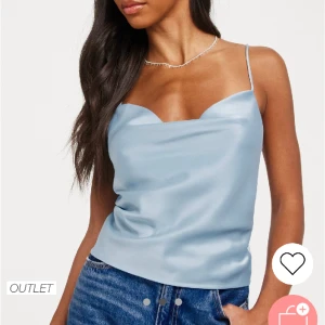 Topp - Ljusblå topp i satin ifrån Nelly, superfin men säljer pga kommer ej till användning! Storlek M och passar på mig som är 174. Skriv för bilder eller mer info! 