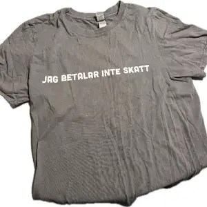 säljer denna t-shirten som inte kommer till användning. kom gärna med prisförslag 🙏🙏🙏🥰🥰