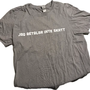 rolig t-shirt  - säljer denna t-shirten som inte kommer till användning. kom gärna med prisförslag 🙏🙏🙏🥰🥰