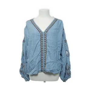 Blus - Jättesöt blus från zara! Storlek ca men passar mig som har s💕