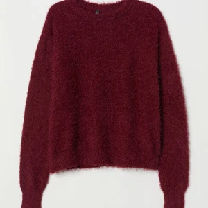 Stickad Tröja - Säljer min jättefina stickade tröja❤️ Den är vinröd och har inga skador eller defekter! Originalpris 300kr❤️ Tryck gärna på köp nu!