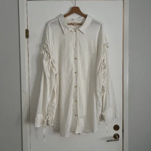 Skjorta - En skjorta jag köpt på Afound, märke är H&M. Använd en gång. Storlek XXL.