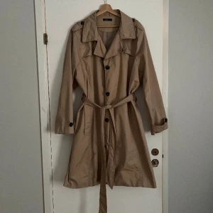 Trenchcoat - En trenchcoat jag köpt på stadsmissionen, storlek 3XL. Använd en gång av mig!