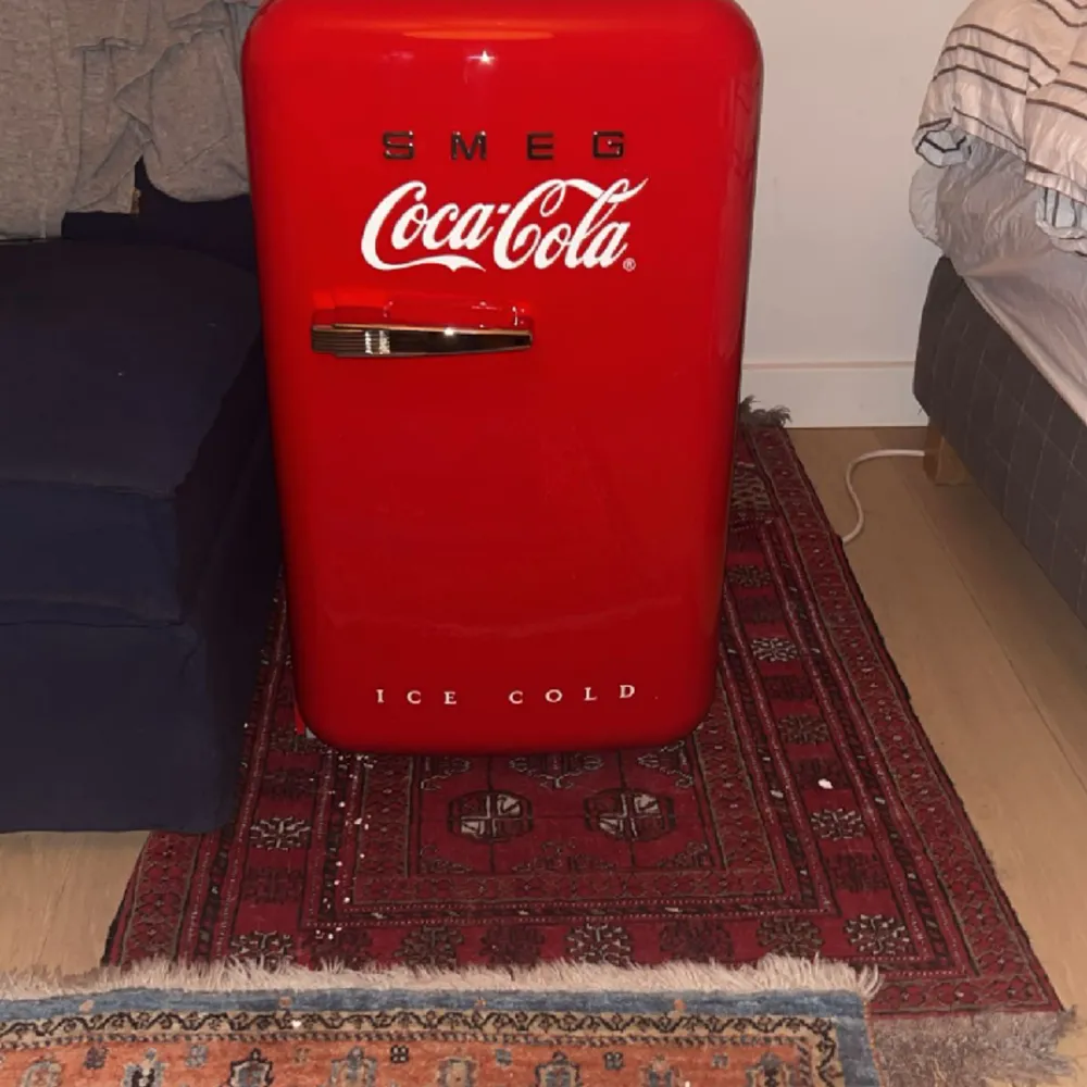 En Smeg Coca Cola mini kyl Ägt i 1 vecka  Nypris 10 000 Pris är väldigt diskuterbart . Accessoarer.