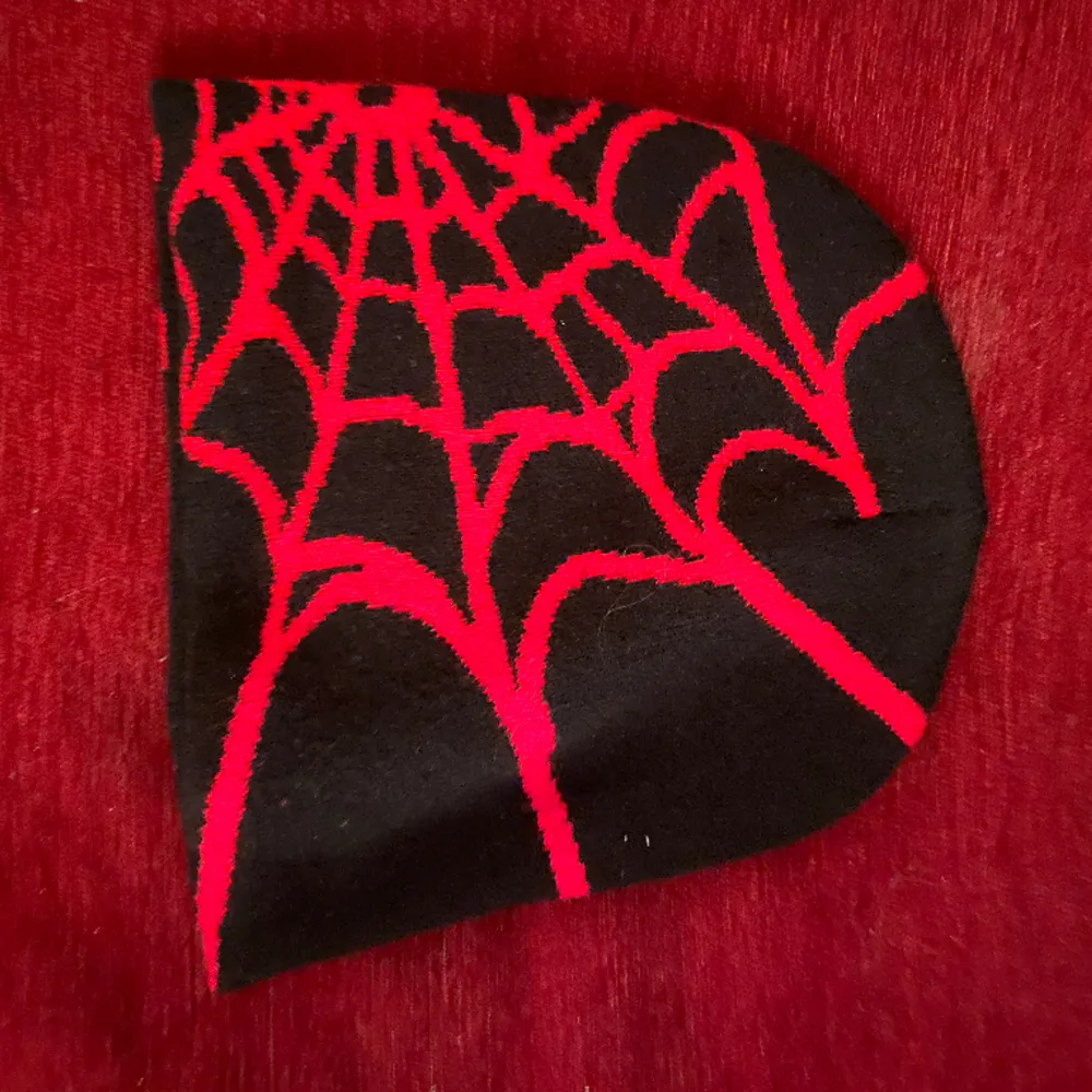 Jag säljer en röd Spider beanie. 10/10 skick och bra kvalitet. Accessoarer.