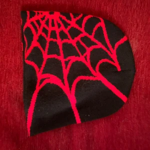Röd Spider beanie - Jag säljer en röd Spider beanie. 10/10 skick och bra kvalitet