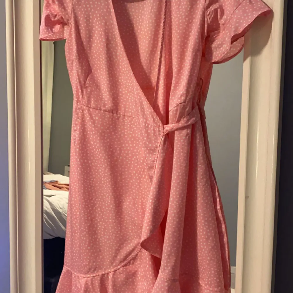Det är en rosa vero Moda klänning i tunnt bekvämt tyg änvänd ett fåtal gånger. Klänningar.