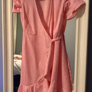 Det är en rosa vero Moda klänning i tunnt bekvämt tyg änvänd ett fåtal gånger