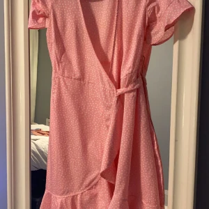 Klänning - Det är en rosa vero Moda klänning i tunnt bekvämt tyg änvänd ett fåtal gånger