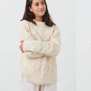 Stickad tröja  - Säljer denna super missa stickade tröjan från Gina! Den är från barnavdelningen, men i den största storleken så passar någon som har S i vanliga fall. Helt ny! 