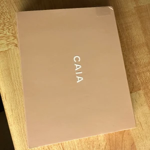 CAIA , palett Helt NY  - Caia , ögonskuggpalett , jättefin helt NY , oöppnad i förpackning .  Ordinariepris 575,,, säljer för 300 Finns i Åmål ,, kan skickas .  