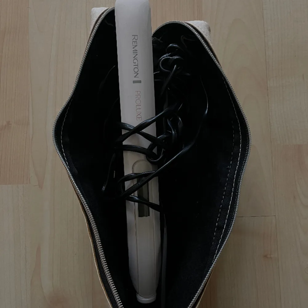 Säljer denna plattång från Remington Proluxe. Den är inköpt för några år sedan men använd fåtalet gånger. Den är i jättefint skick! Det kommer även med ett fodral till den. 💝🌸👛. Muu.
